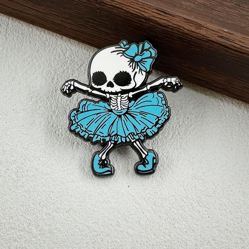 Broche en émail mignonne et go - Embroidery Gothic avis et prix