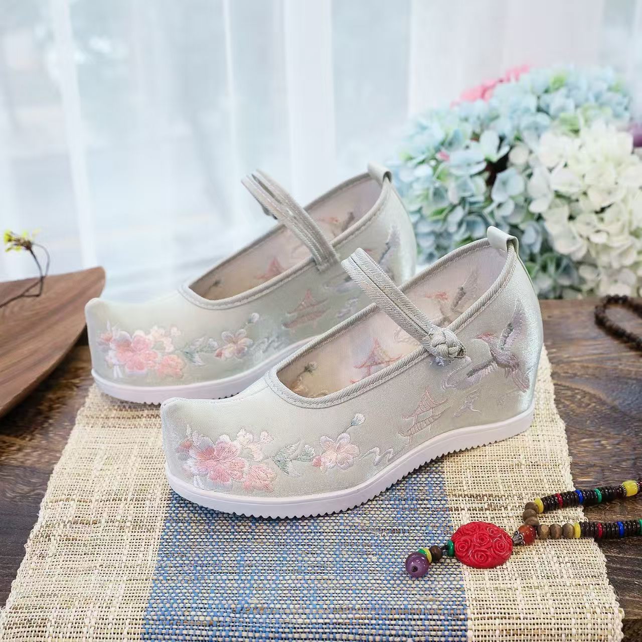 Chaussures brodées internes po - Embroidery Red avis et prix