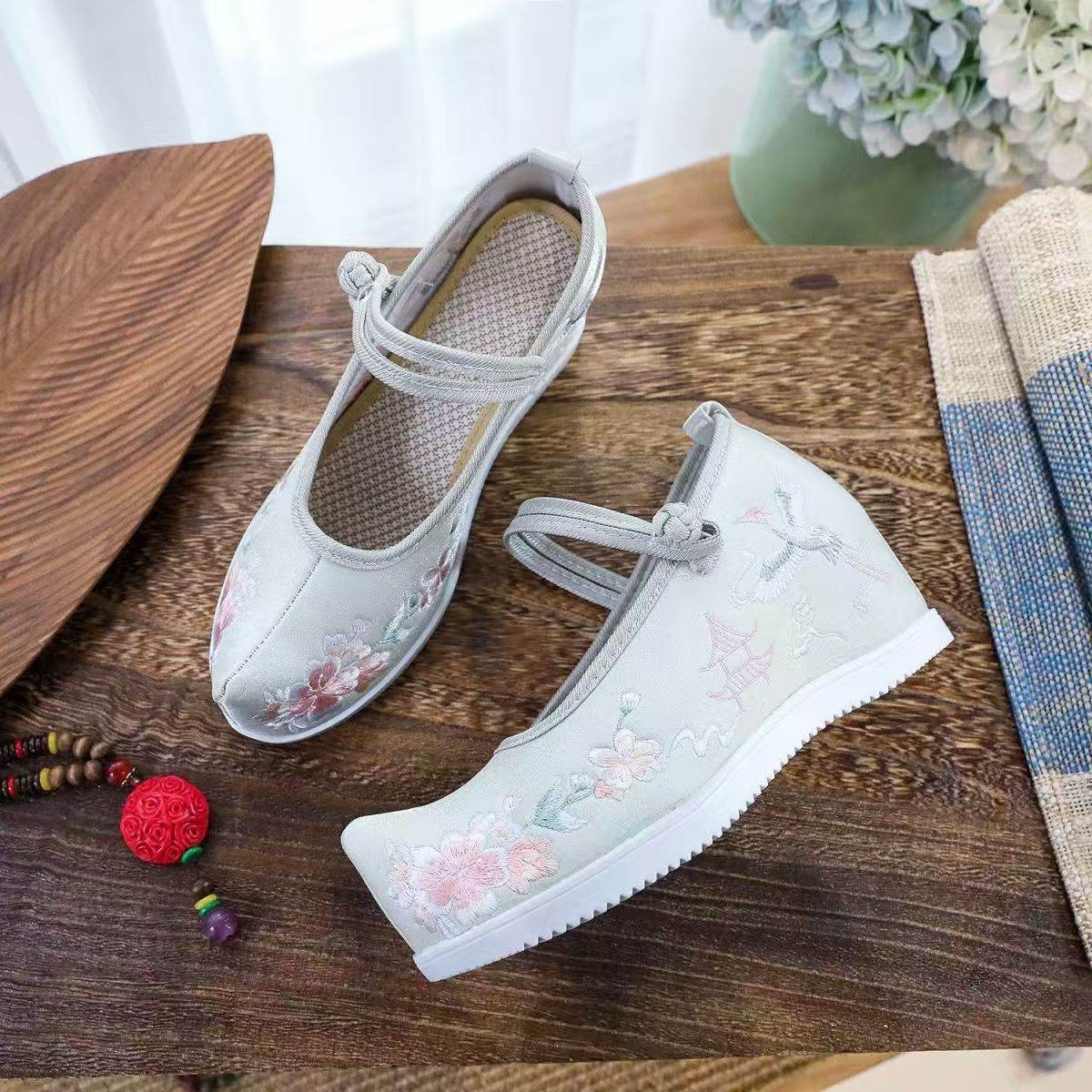 Chaussures brodées internes po - Embroidery Red avis et prix