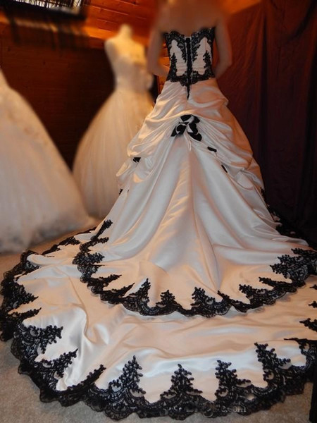 Robe de mariée vintage gothiqu - Embroidery Gothic avis et prix